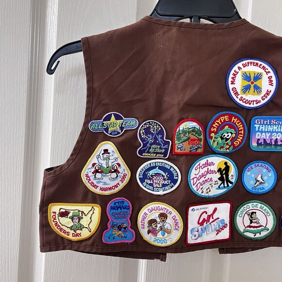 VTG Girl Scouts of America Brown Brownie Vest Pins Badges USA Size Medium 10-12 - Picture 9 of 14